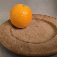 rund-gammel-trae-tallerken-lille-kant-svensk-naturtrae-spisetallerken